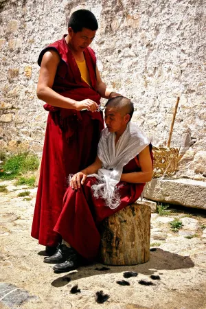 གསོ་བ་རྣམ་གྲོལ་པ། (So Ba Nam Drolpa) Sacred Shaving: Tibetan Monastic Rites